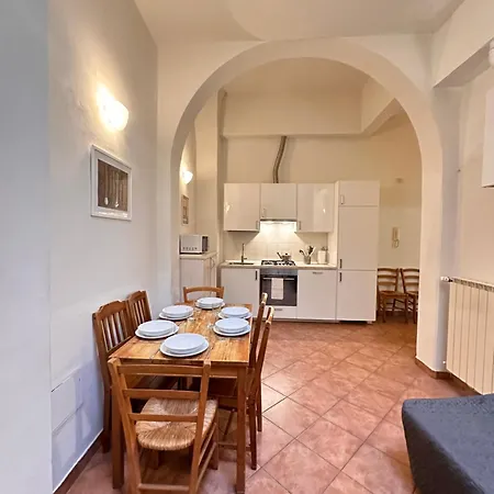 A Due Passi Dall'accademia Apartment *